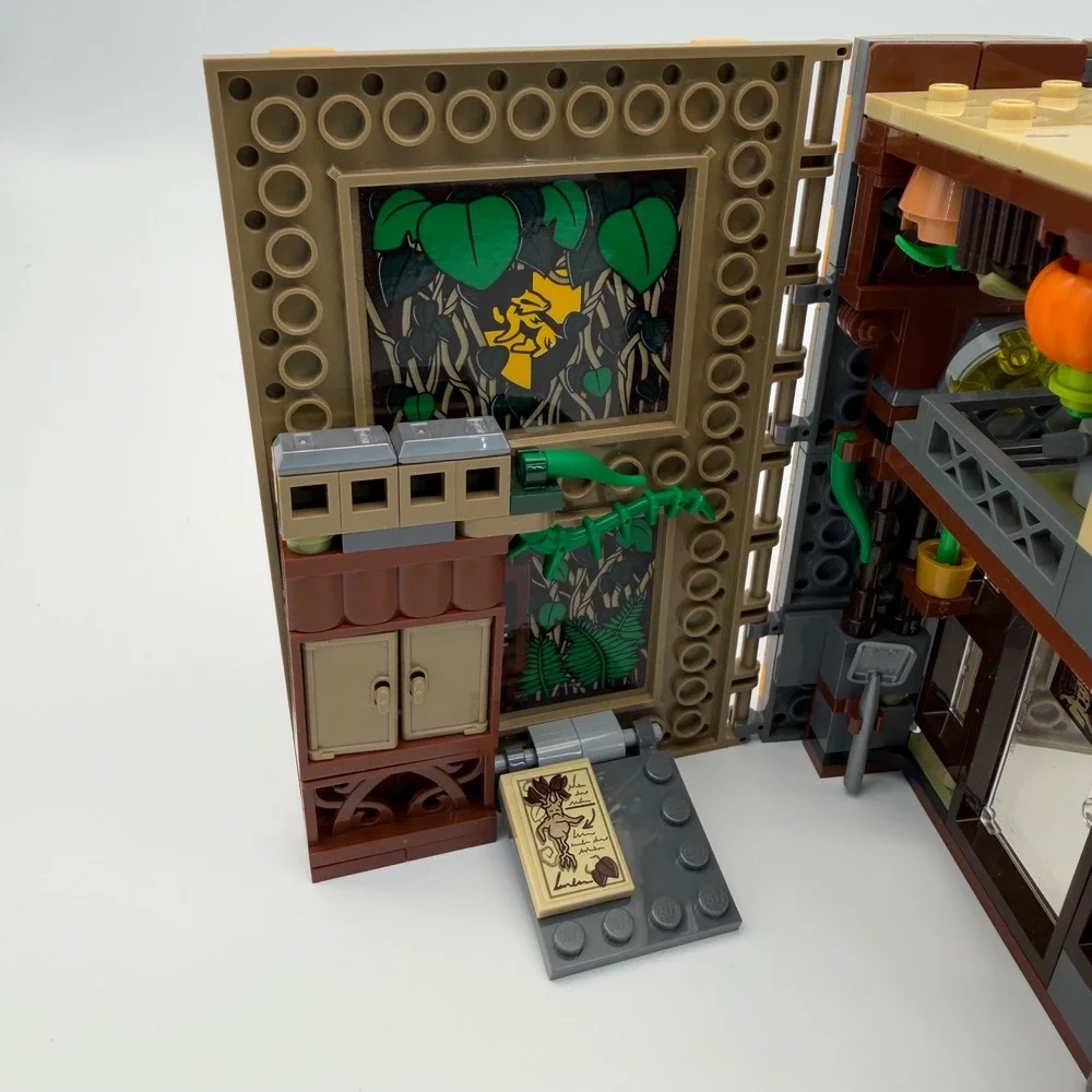LEGO Harry Potter 76384 Hogwarts Moment: Herbology Class Retired (99% Complete)
